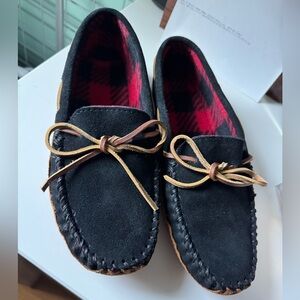 New Authentic Minnetonka Black Suede Moccasins with Red Plaid Lining size 9